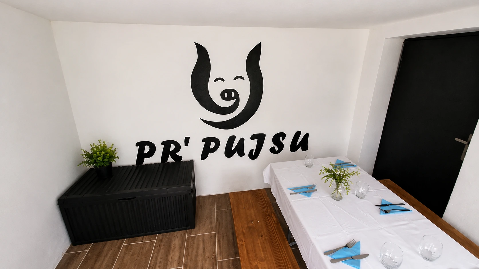 Logotip Pr' Pujsu v notranjem prostoru
